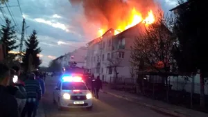 Nouă persoane au fost evacuate dintr-un bloc din Botoşani al cărui acoperiş a fost cuprins de flăcări