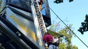 17 turişti, între care doi copii, blocaţi în telecabina de la Cetatea Devei. Pompierii i-au coborât de la 8 m înălţime cu o scară | IMAGINI cu operaţiunea de salvare