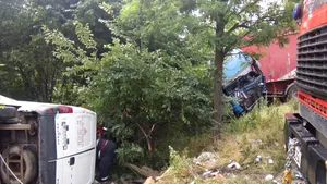 Un mort şi un rănit, după ce o dubă s-a ciocnit cu un tir, la Popeşti Leordeni - FOTO