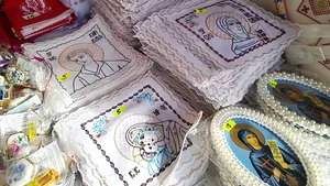 Sărbătoarea Sf. Parascheva. Atracţia credincioşilor la pelerinaj: lumânări cu senzor de mişcare şi batiste cu chipul sfintei