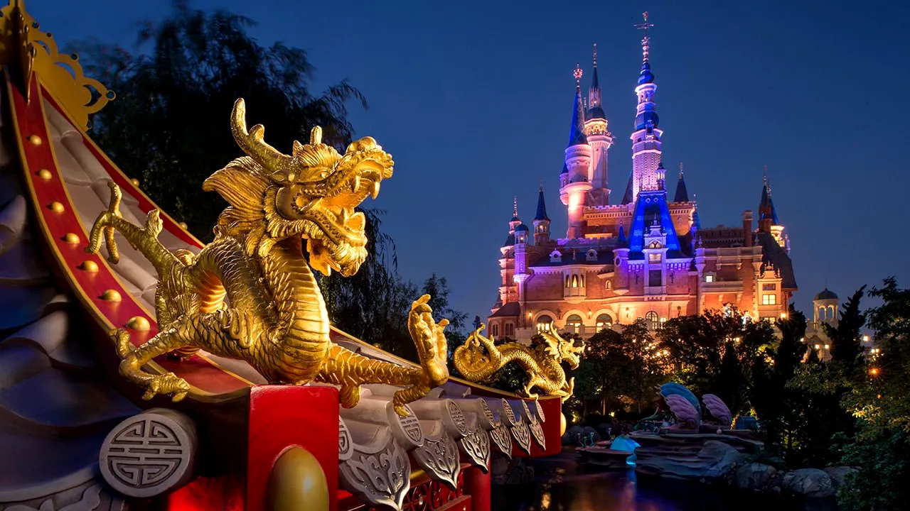 Vizitatori captivi în Parcul Shanghai Disney din cauza COVID. Zonele de distracţie sunt deschise
