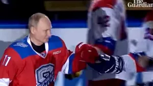 Vladimir Putin, JUCĂTOR la un meci demonstrativ de hochei. Momentul în care a căzut în timp ce saluta mulţimea| VIDEO