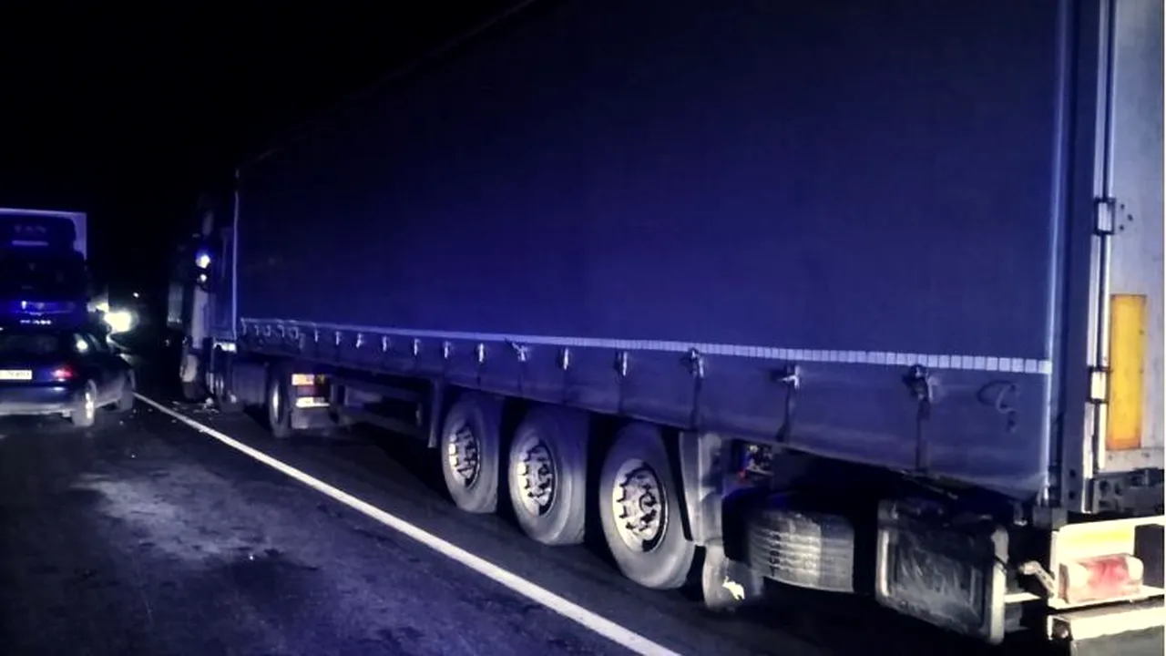 Un automobil s-a răsturnat într-un accident în care au fost implicate şi două TIR-uri. Două persoane au ajuns la spital