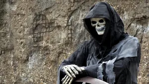 FOTO. „Moartea” va colinda plajele pentru a alunga oamenii de 1 Mai