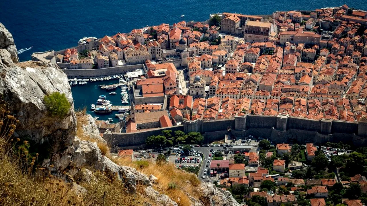 Cele mai aglomerate centre urbane din Europa. Un oraș de lângă România are 36 de turiști pentru fiecare locuitor