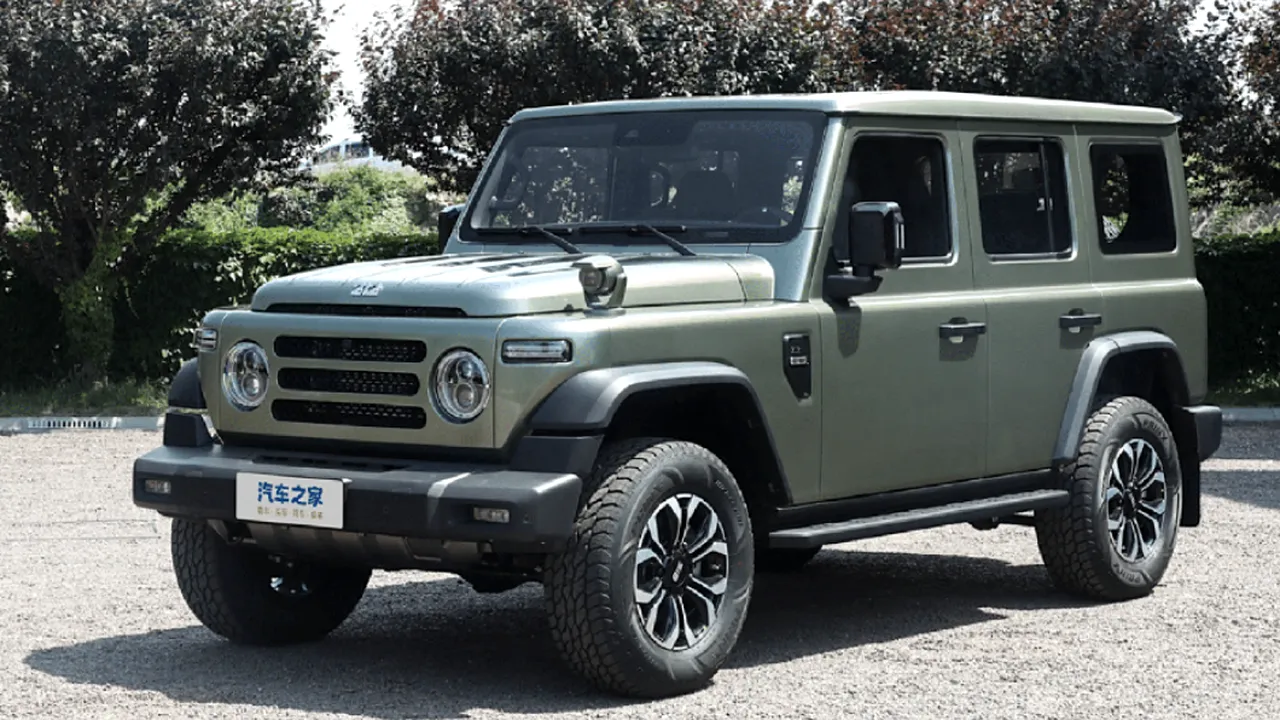 Chinezii au scos pe piaţă off-road-ul low-cost. Clona Defenderului produsă de Beijing costă cât o maşină second hand în Europa
