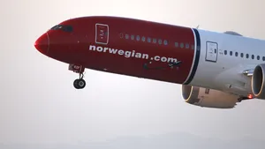 Bucăţi dintr-un Boeing 787 au spart parbrize şi ferestre în apropiere de Roma. Aeronava a aterizat forţat pe aeroportul Fiumicino- FOTO