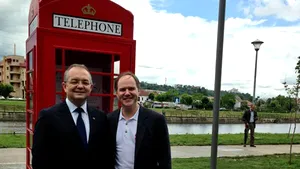 Cabină telefonică tipic londoneză, dezvelită de ambasadorul Marii Britanii la Cluj. Mesajul lui Martin Harris cu ocazia Zilelor municipiului - FOTO