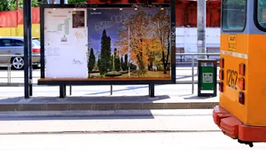 Adăposturile din staţiile de autobuz de la Galaţi, distruse la puţin timp după montare | FOTO