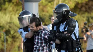 Ministrul de Interne: Jandarmeria nu are nevoie ca prefectul să semneze un ordin de intervenţie la mitingurile violente/ Dan: Nu am avut indicii despre finanţare externă a protestelor 