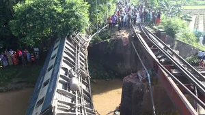 Tren deraiat în Bangladesh: Cel puţin cinci persoane au murit/ Mai mulţi pasageri, prinşi în vagoane | FOTO
