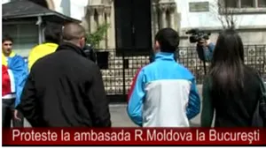Câţiva studenţi moldoveni au pichetat sediul Ambasadei R. Moldova