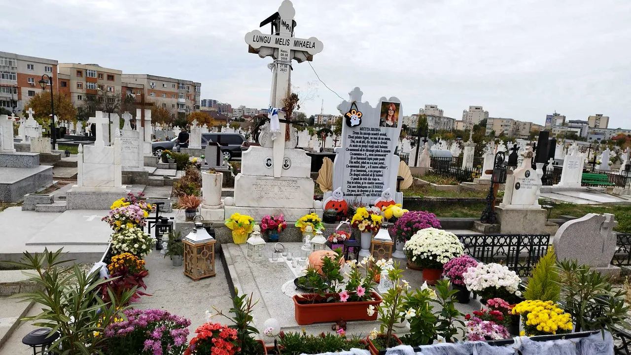 Melis, fetiţa ucisă în Grădină Botanica din Craiova de un elev de la Liceul Militar, n-a fost uitată. Ce i-au lăsat foştii colegi la mormânt