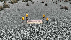 Protest Greenpeace în albia secată a Parcului Natural Comana: Viitorul rămâne fără apă