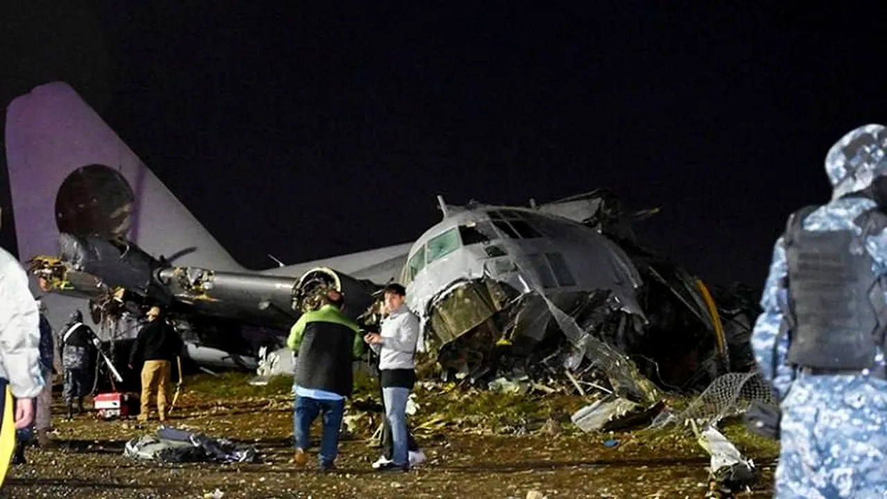 Ziua în care a plouat cu bani / Un avion militar bolivian care transporta bani s-a prăbușit, răspândind milioane de bancnote pe pământ