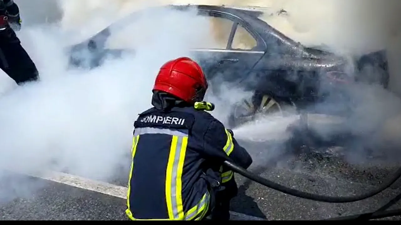 VIDEO O maşină s-a făcut scrum după ce a luat foc în mers, în Arad. Ce s-a întâmplat cu şoferul? 