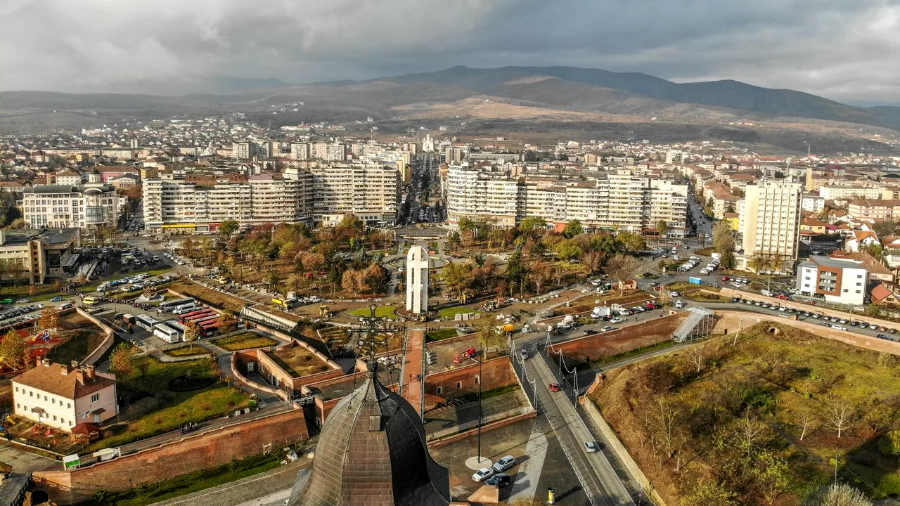 Parada de la Alba Iulia. Iohannis şi Familia Regală, aşteptaţi în Oraşul Unirii. Huiduieli anunţate pe Facebook în momentul defilării Jandarmeriei