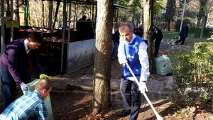 Cluj: Primarul Boc, la curăţenie într-un parc, unde a măturat, a vopsit şi a spălat un carusel - FOTO