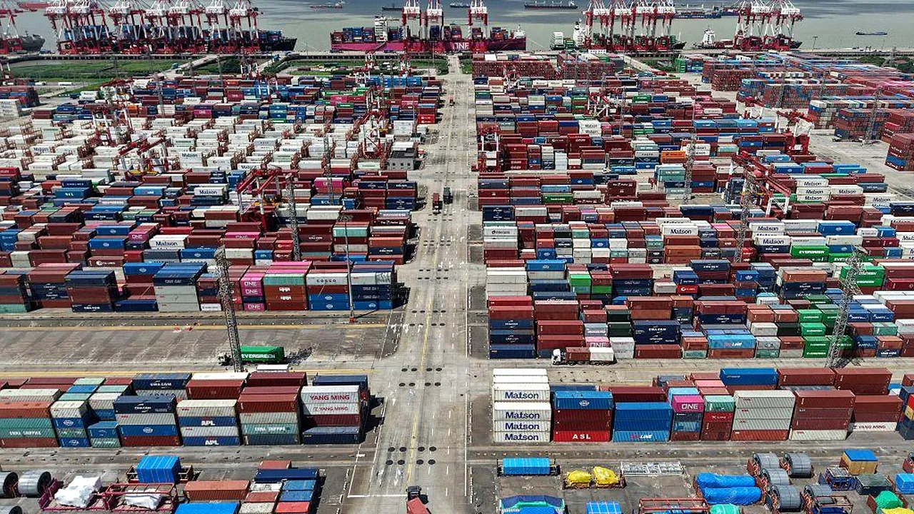 China își consolidează statutul de fabrică a lumii: excedent comercial record