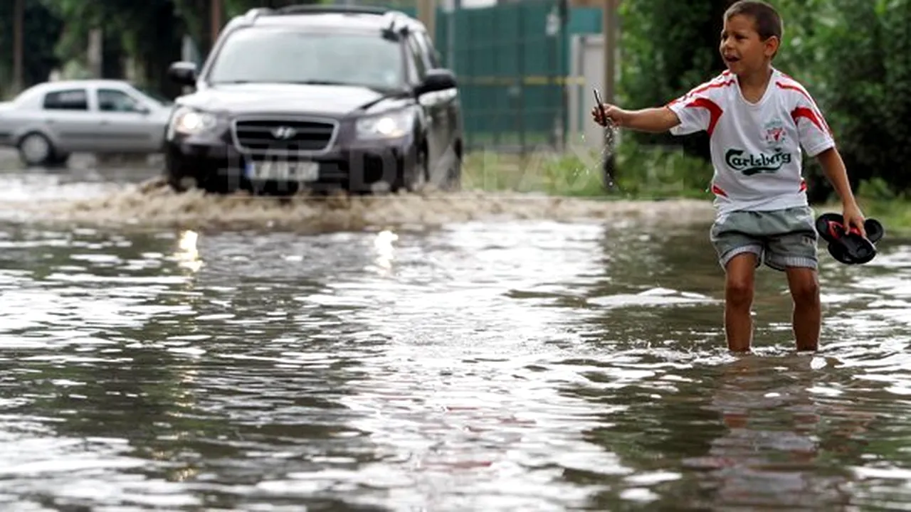 Mehedinţi: Locuinţe inundate, localităţi fără curent electric şi circulaţie dificilă din cauza ploii