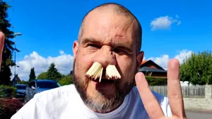 Inspirat de copiii săi să-și bage chibrituri în nas, un suedez a ajuns să doboare recordul mondial / „Sunt un talent înnăscut”