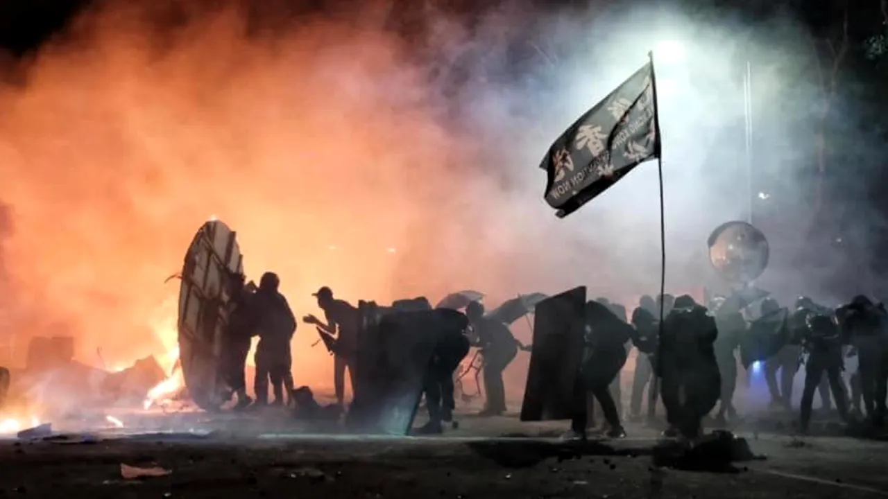 Protestatarii din Hong Kong au folosit săgeţi şi cocktailuri Molotov în confruntările cu poliţiştii