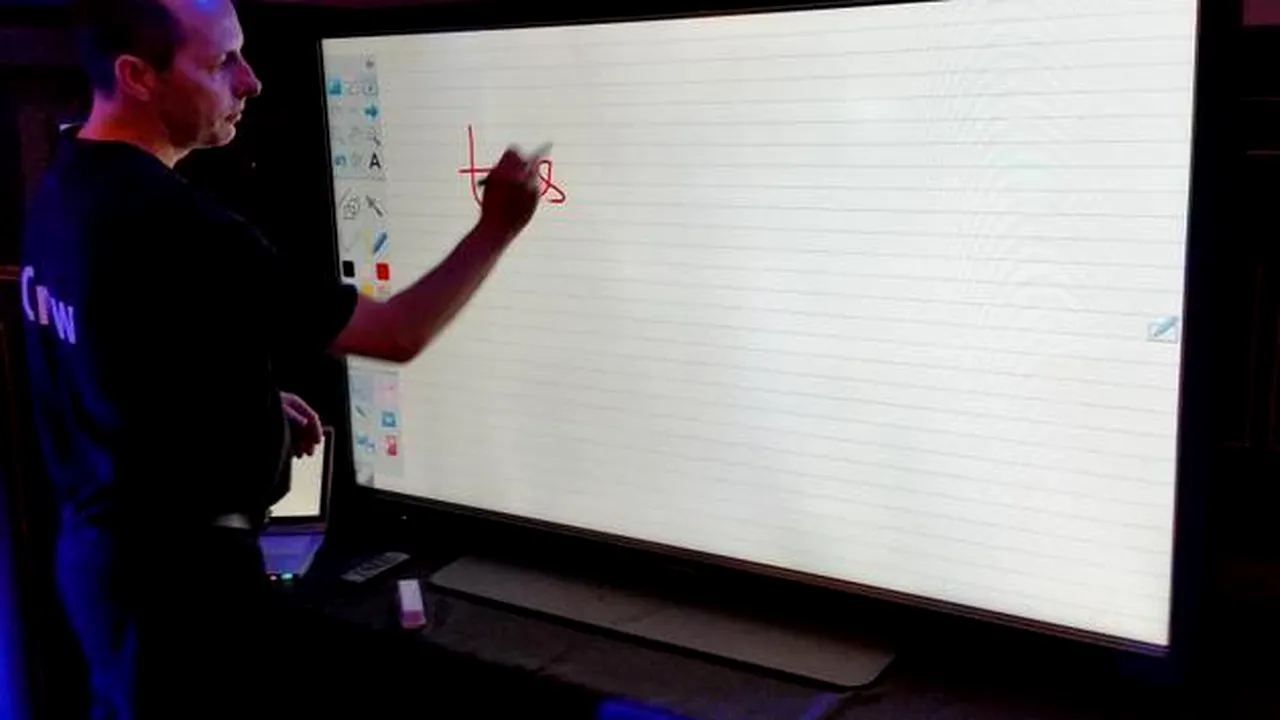 Panasonic a prezentat în România „tabla” digitală, pe care 4 utilizatori pot desena şi scrie în acelaşi timp