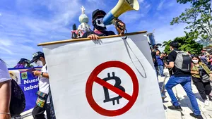 Adoptarea criptomodelor un eşec? Bitcoinul scade masiv pe fondul dezastrului din El Salvador