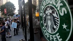 Starbucks reduce preţurile unor produse pentru prima dată de la înfiinţare