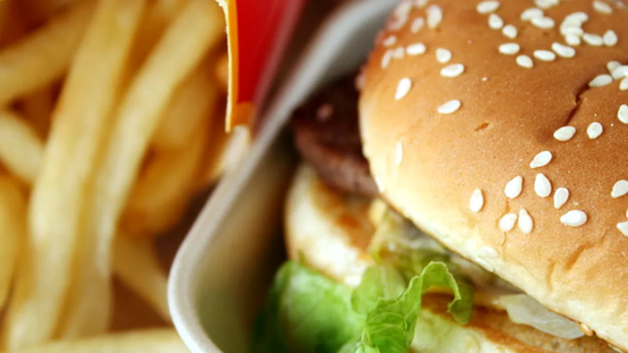 Cum poţi lua masa cu 10 lei la fast-food?