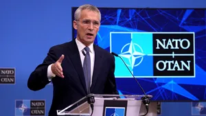 Jens Stoltenberg: NATO vrea reluarea dialogului cu Rusia, pentru reducerea tensiunilor