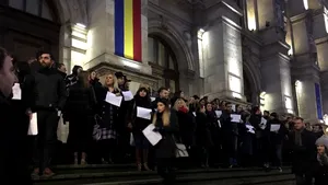 În jur de 500 de judecători şi procurori au protestat în faţa Curţii de Apel Bucureşti faţă de modificările la legile Justiţiei /CAB se delimitează de acest protest