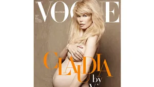 Claudia Schiffer, însărcinată, apare goală pe coperta revistei Vogue