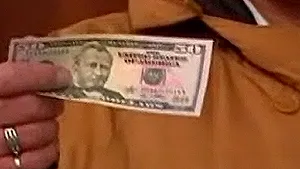 În SUA, un om împarte bani pe stradă (Video)