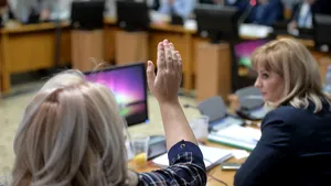 Eliminarea supraaccizei pe carburanţi şi supraimpozitarea contractelor part-time, raport favorabil în Comisia de buget