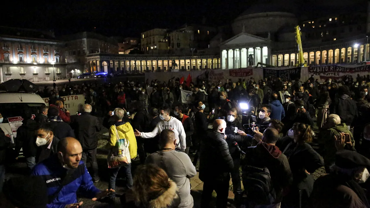 VIDEO Proteste în Italia faţă de intrarea în carantină totală pe regiuni. Napolitanii au ieşit în număr mare pe străzi  