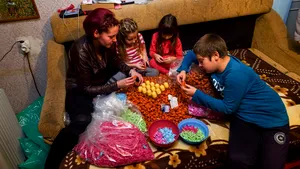 Copiii din Carei, puşi să asambleze jucării pentru ouă Kinder, un nou caz Sky News? Mama acestora: Nu e nimic adevărat, a fost o înscenare - GALERIE FOTO