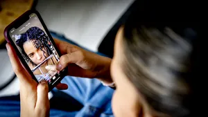 Părinții își urmăresc tot mai des copiii adulți prin telefon. Ajută cu adevărat la siguranță sau creează noi probleme?