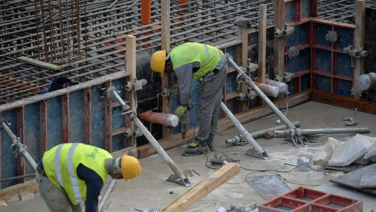 Zece nepalezi lucrau ilegal la o firmă de construcţii din Cluj. Ar fi ajuns ilegal în țară