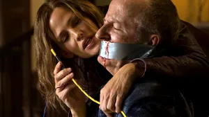 PREMIERELE cinematografice de weekend: Legătura dintre o sinucidere şi BISERICĂ, ce PROBLEME aduce o valiză cu bani sau EŞECURILE amoroase ale unui pierde-vară
