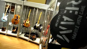 Eric Clapton a vândut, în scopuri caritabile, 70 dintre chitarele sale. Vezi cât valorează