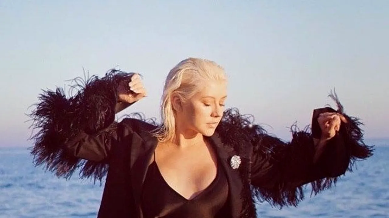 Christina Aguilera, topless pentru coperta noului ei album. FOTO