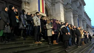 Protest pe scările Palatului Justiţiei din Capitală. Magistraţii au protestat faţă de OUG pe justiţie | FOTO, VIDEO