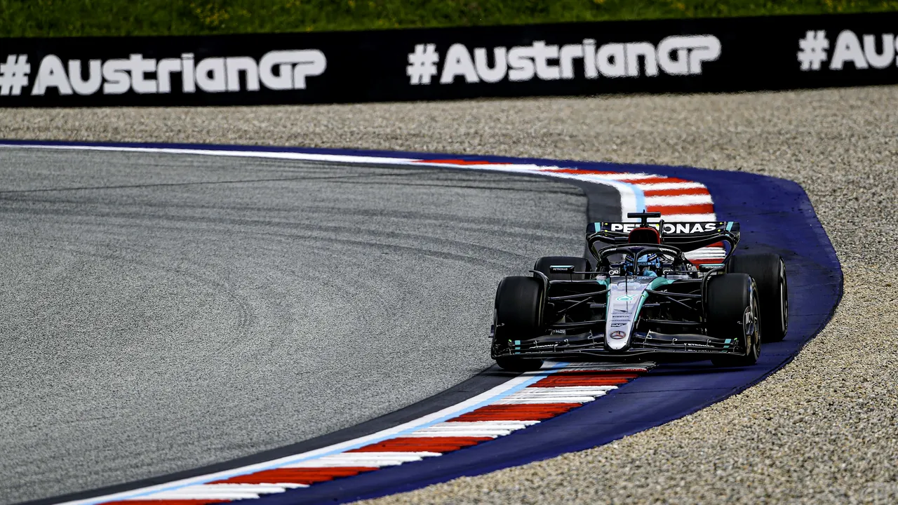Russell câştigă GP-ul Austriei după coliziunea dintre Norris şi Verstappen