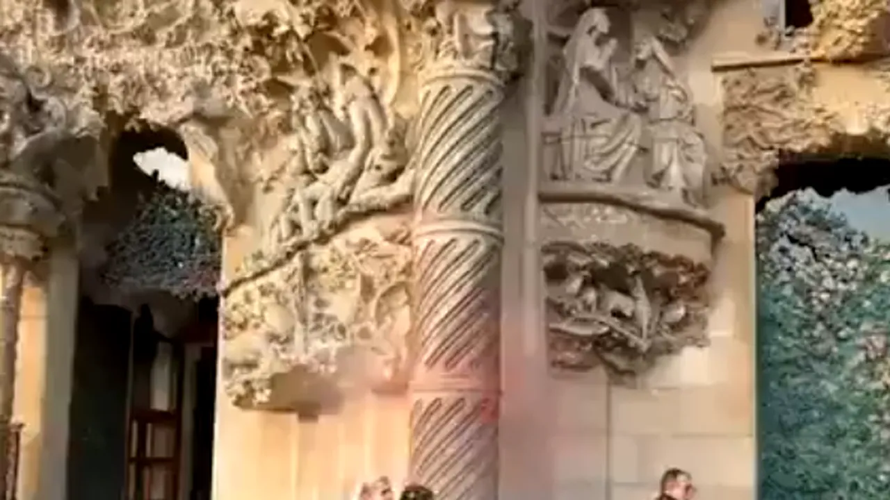 Vopsea aruncată asupra Sagrada Familia în semn de protest față de inacțiunea guvernului spaniol în fața incendiilor devastatoare