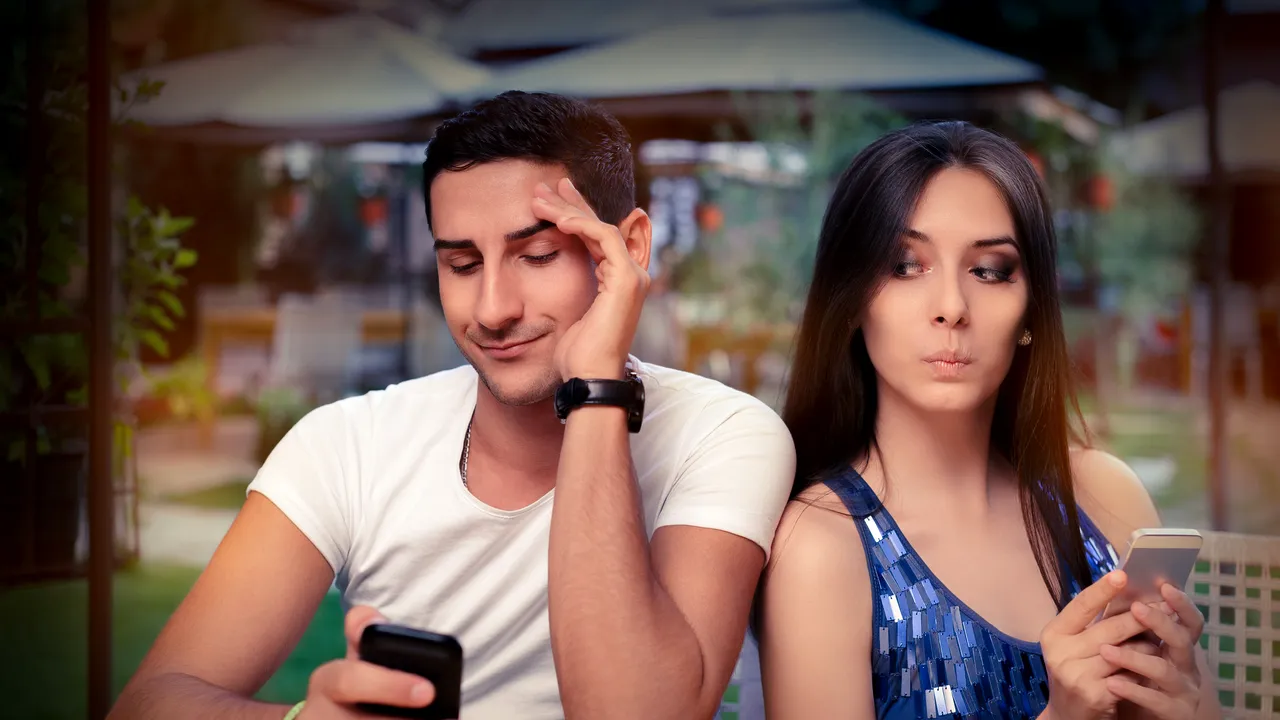 Infidelitatea şi-a schimbat definiţia. 6 semne că partenerul te înşală pe Facebook