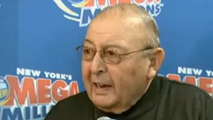 Un pensionar de 80 de ani a câştigat 326 de milioane de dolari la o loterie din SUA - VIDEO
