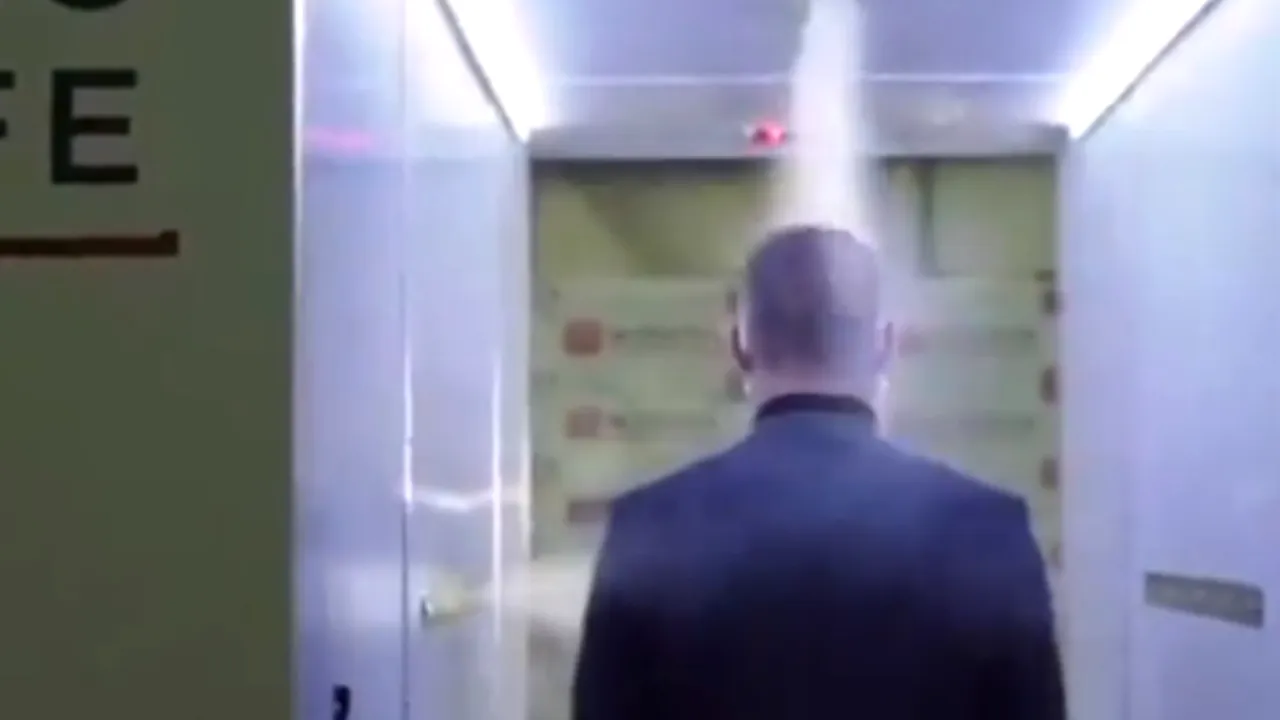 VIDEO. Vizitatorii lui Putin, dezinfectaţi din cap până în picioare. Preşedintele rus şi-a instalat un tunel special