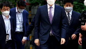 Vicepreşedintele Samsung Electronics, Jay Y. Lee, condamnat la doi ani şi jumătate de închisoare 