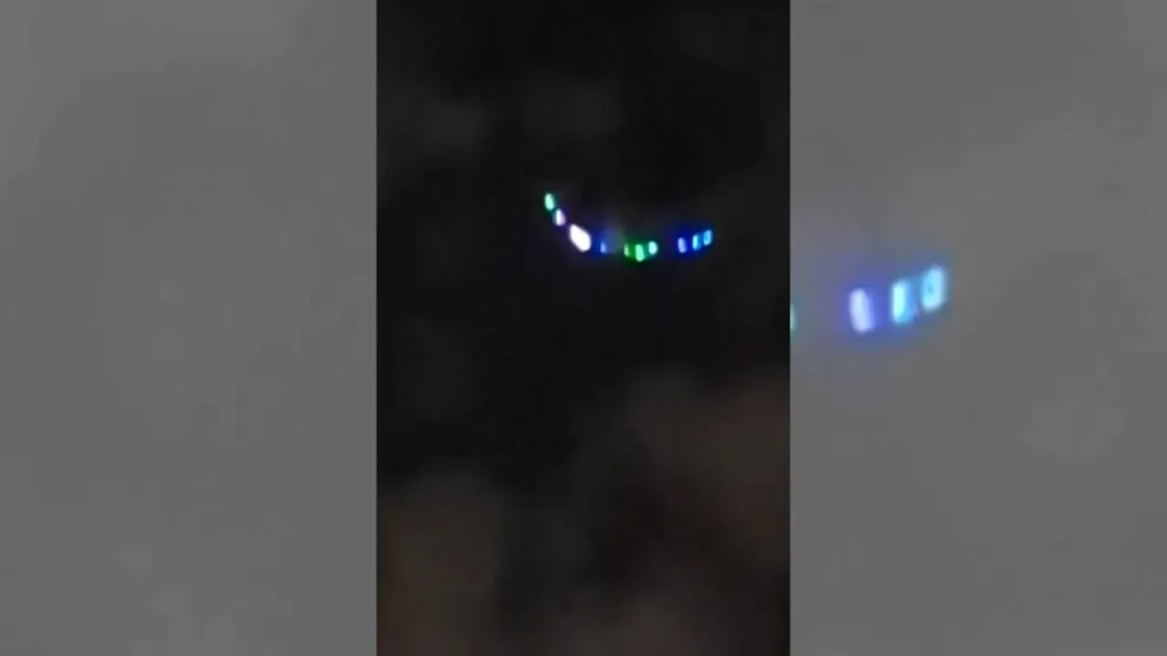 Incident misterios în Iran. Imagini virale cu o serie de lumini ciudate deasupra Teheranului